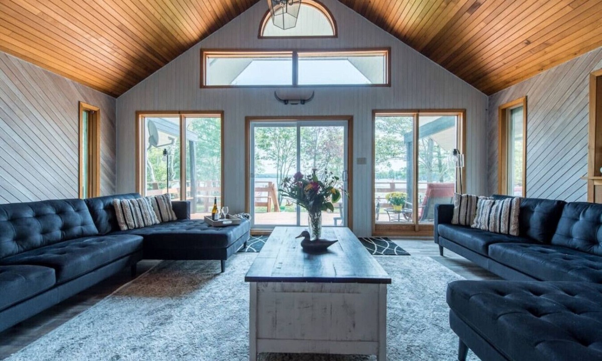 Douro-Dummer Cottage | Lakefront Cottage with Cozy Cabin Appeal