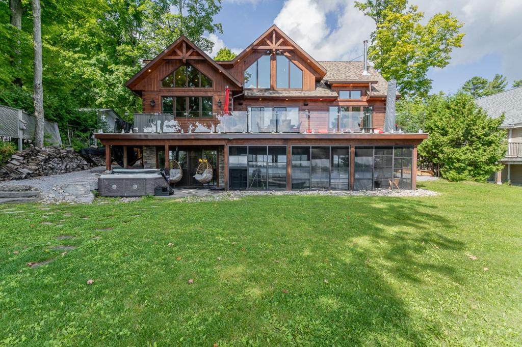 Bobcaygeon Apartment | Lakefront cottage with golf area BBQ pool table