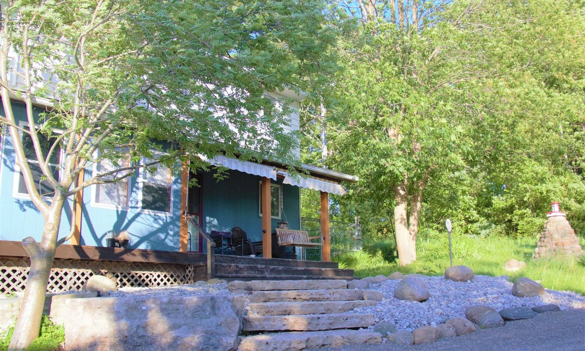 South Bruce Peninsula Ski Chalet | LAKEHOUSE CHALET on Sky Lake, 5 Bed, Majestic Sunsets and Spacious living