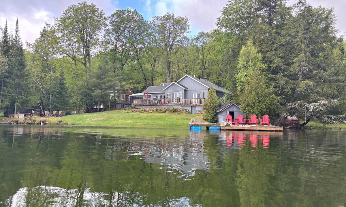 L'Amable Cottage | Lakehouse on beautiful Tait Lake in the wonderful town of Bancroft.