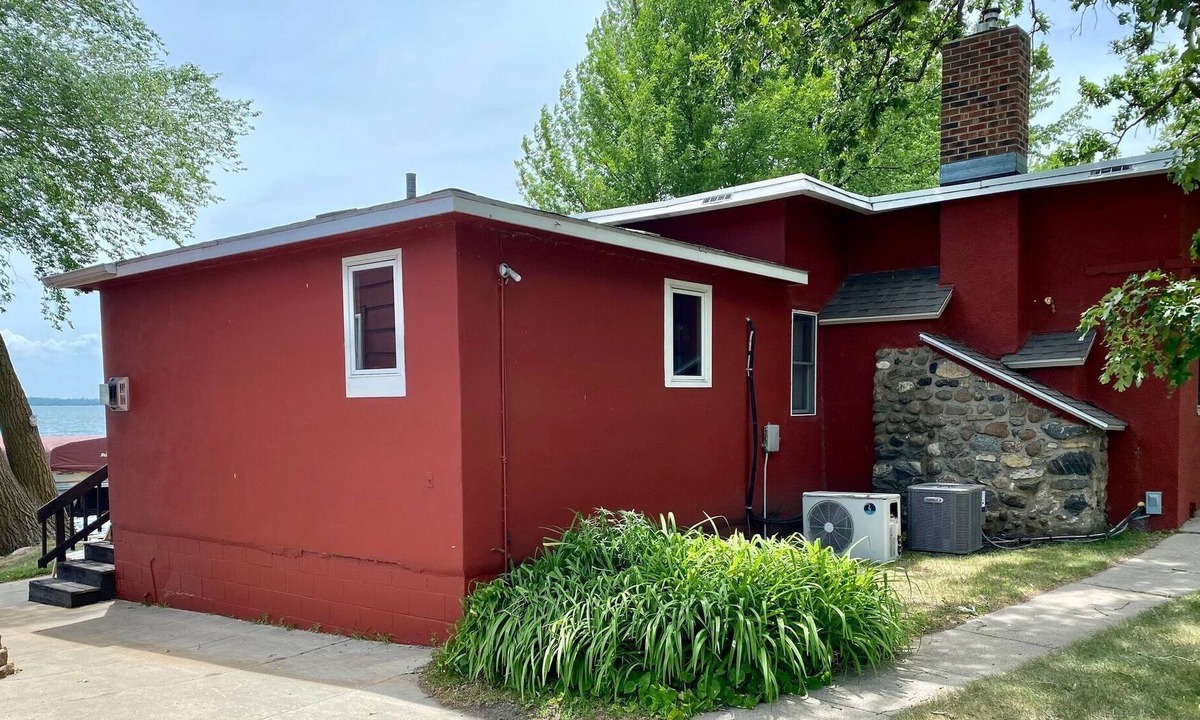 Long Beach Cabin | LAKESIDE CABIN 1 bedroom 1 bath efficiency apartment nice couple getaway cabin 1