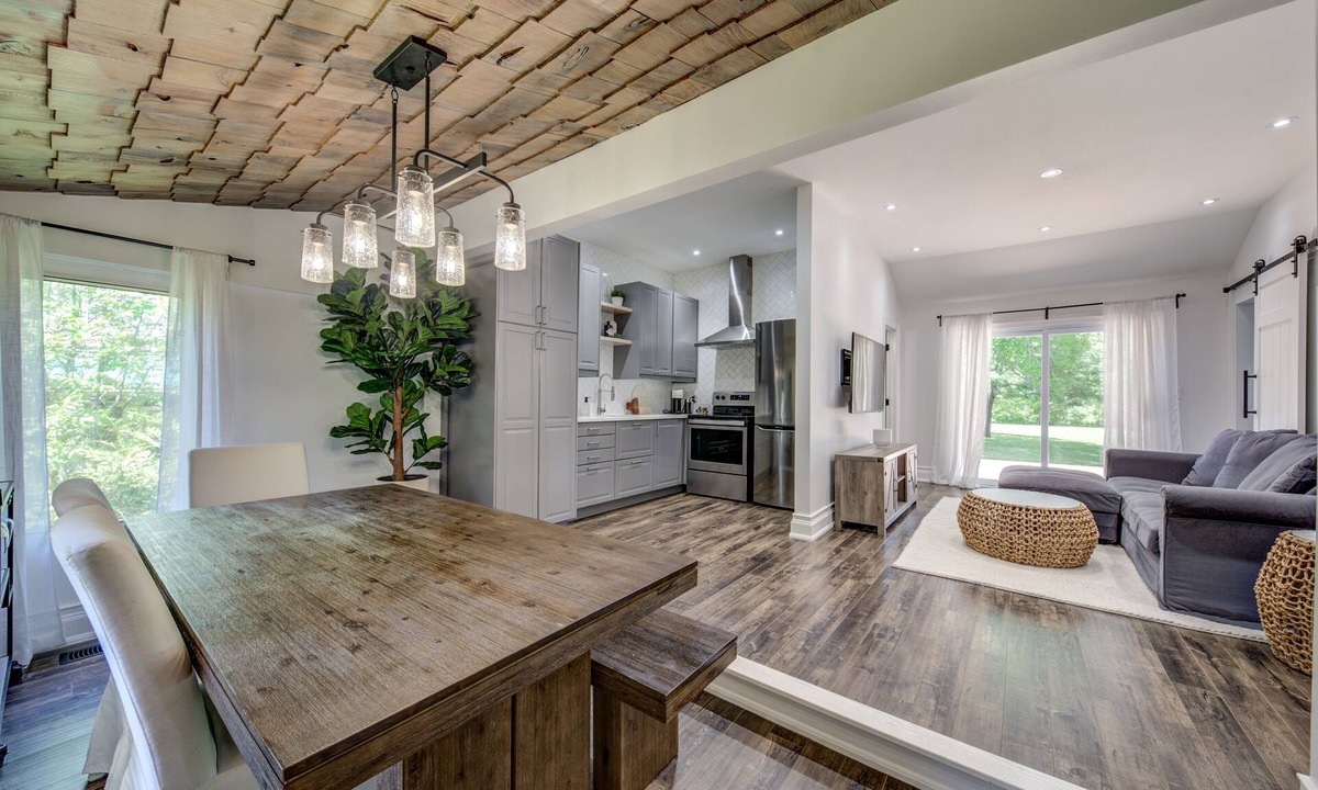 Brechin House | Lakeside Escape 3-Bedroom Bungalow with a Hot Tub