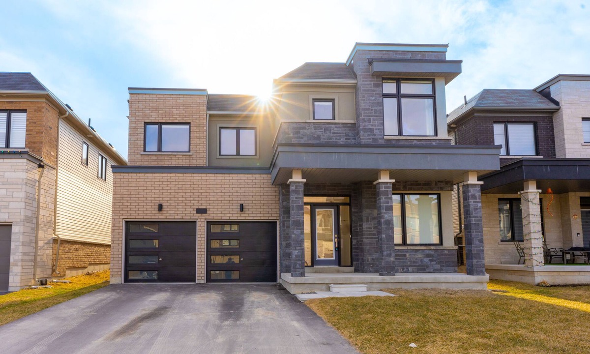 Clarington House | Lakeside Modern House 4BR - Steps to the lake