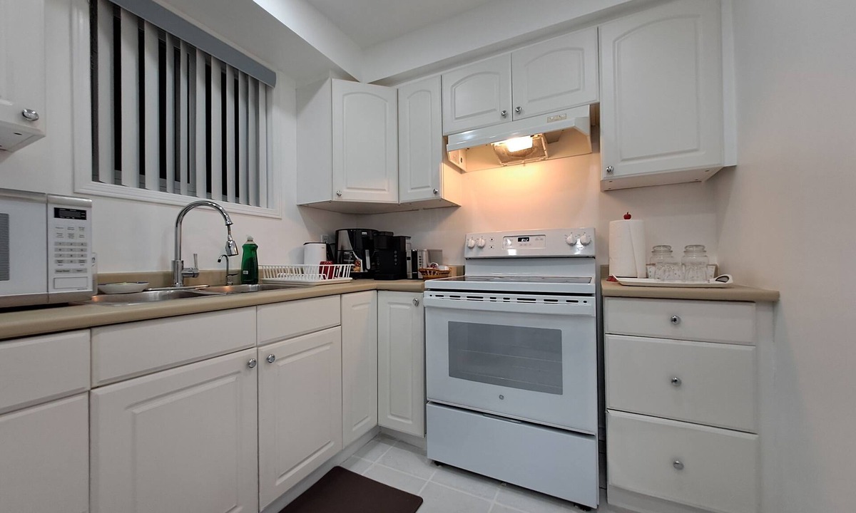 Malton House | Lala-land (5km/8min from Pearson airport; 250m to Westwood mall; 2.5km to GO)