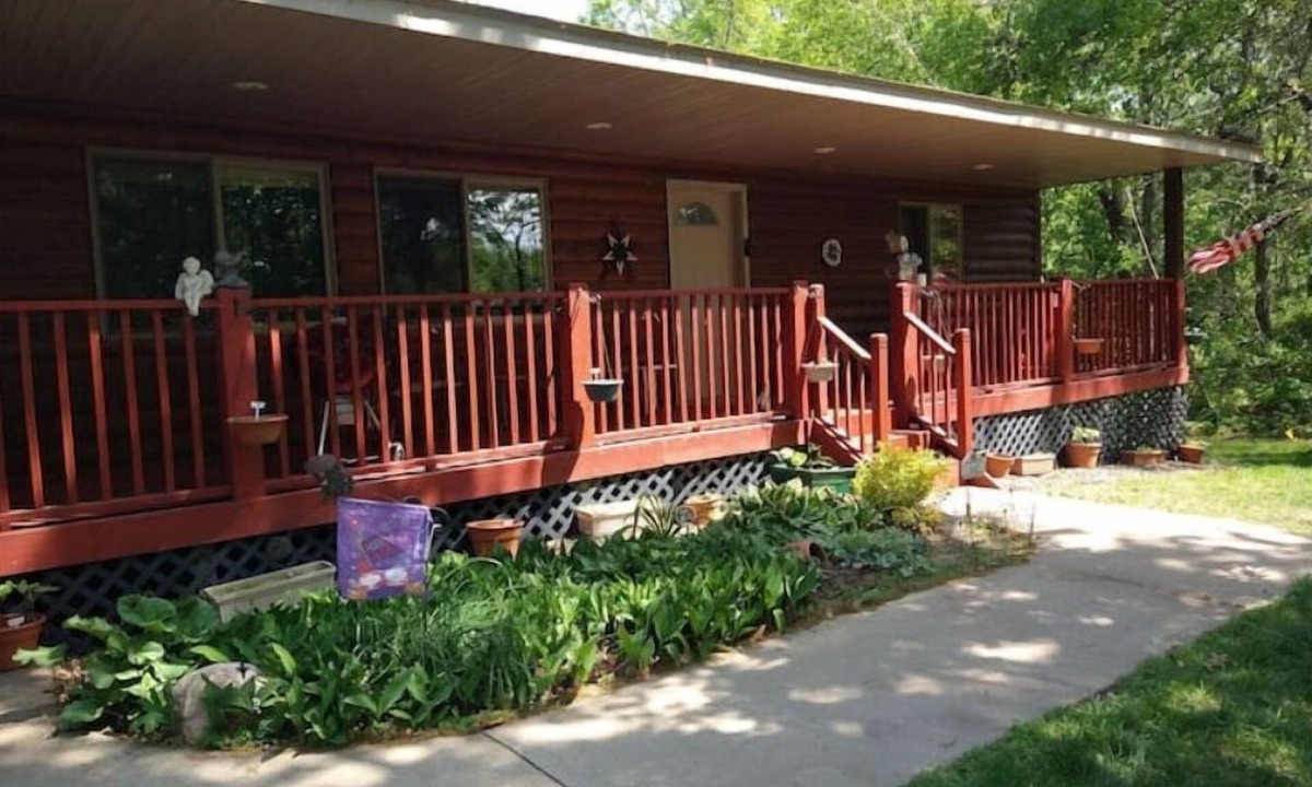 Crosslake Cabin | Large cabin close to Crosslake tucked away in the woods