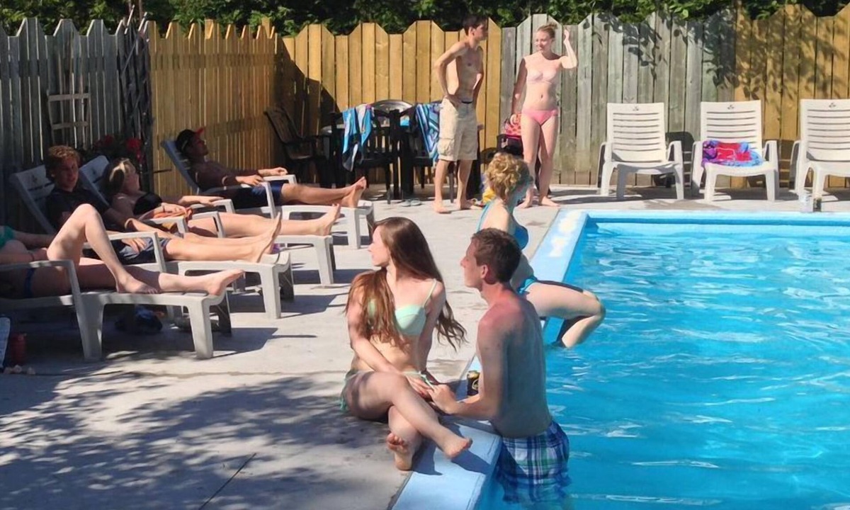 Grand Bend Cottage | Large Family sized Cottage w/heated Pool, Firepit, huge yards, parking, A/C