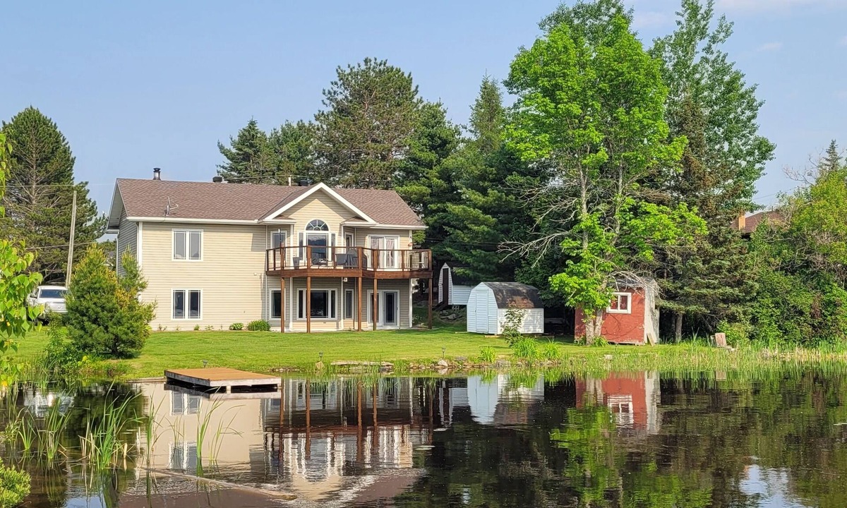 Timiskaming District House | Latchford Bay Lake Waterfront Retreat