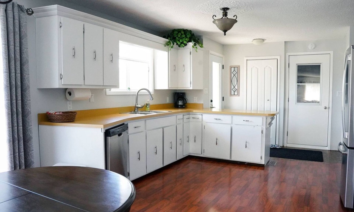 Cochrane House | L’Auberge -Spacious Home with 2 Bay Heated Garage