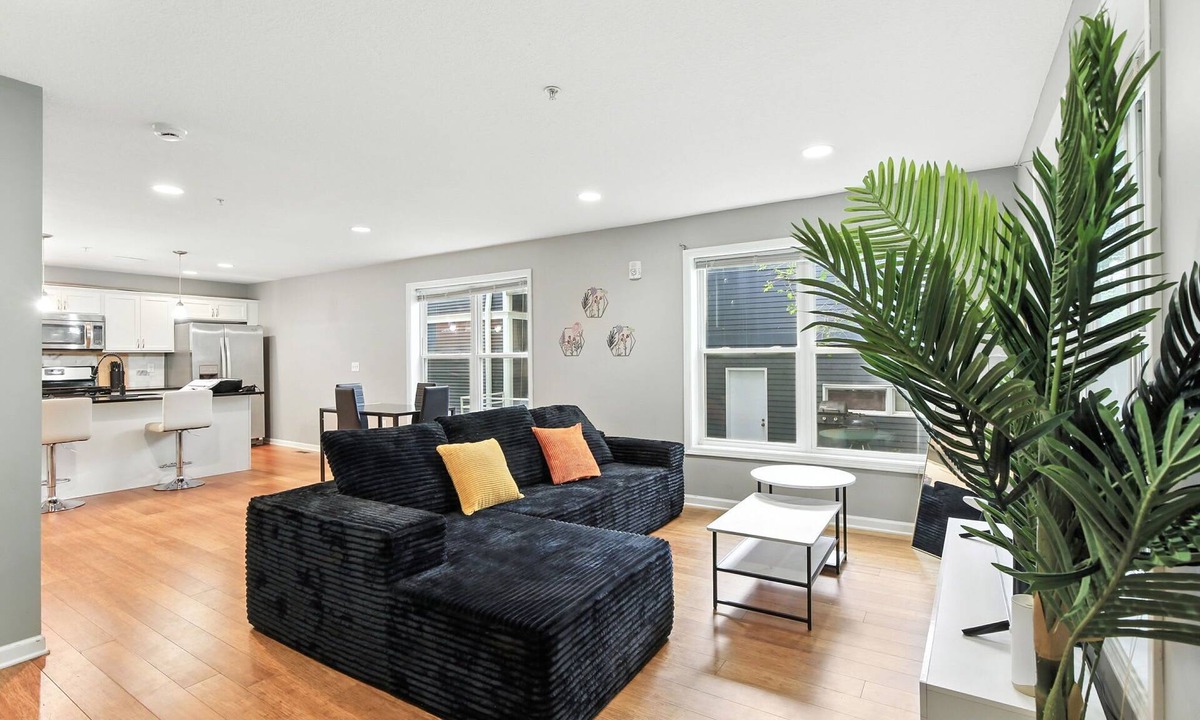 Lowry Hill East House | Lavish 3Bed 3Bath Condo in Uptown
