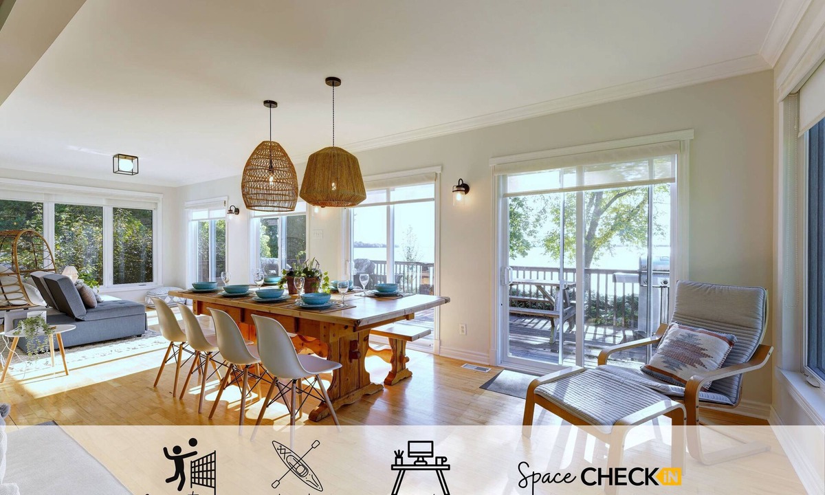South Glengarry Ski Chalet | Le Castel ♥ Lake Front ☼ Fireplace & Kayaks