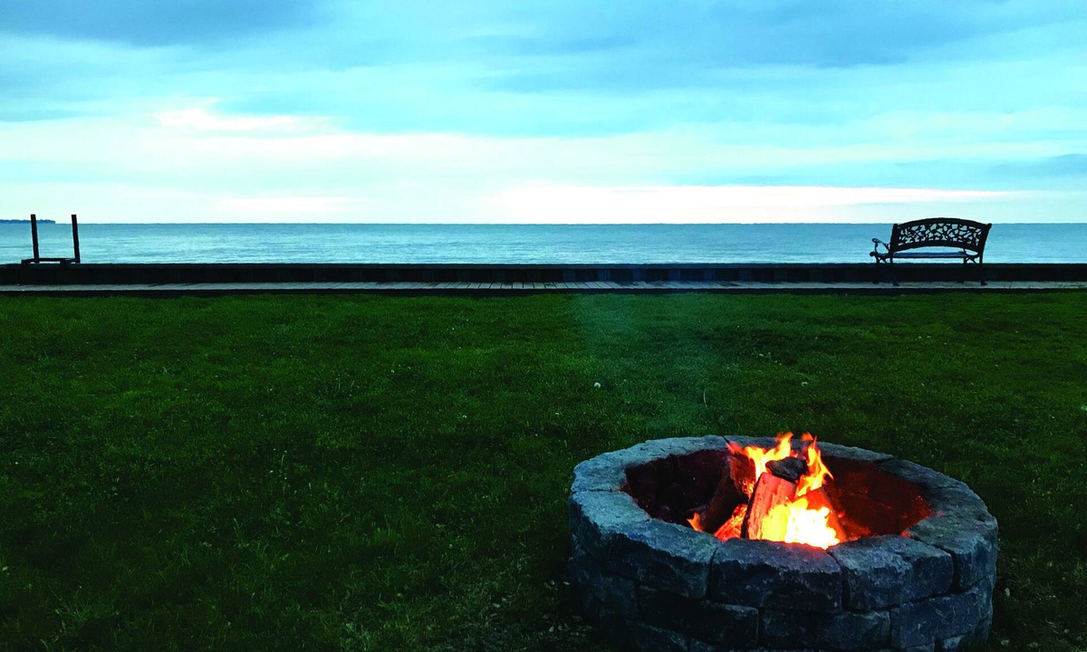 Lighthouse Cove Cottage | Lighthouse Cove Lakefront Cottage with Canal Dock