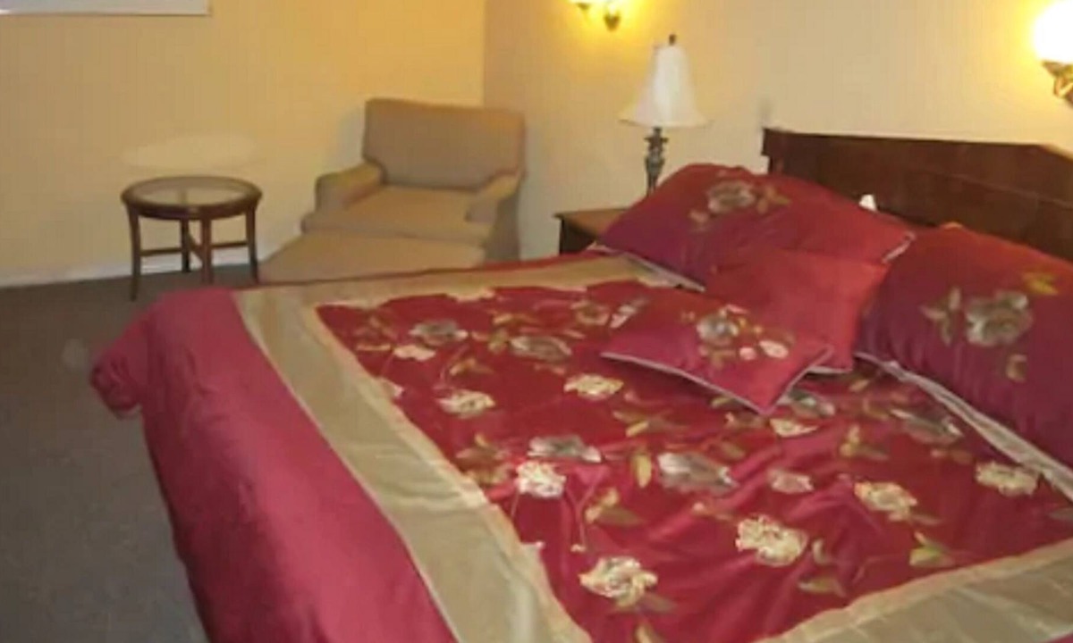 London Hotel | Lighthouse Inn Motel
