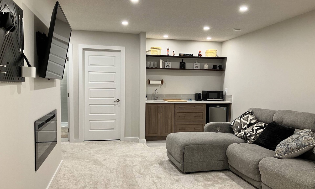 Southeast Calgary House | llllllllllllllllll