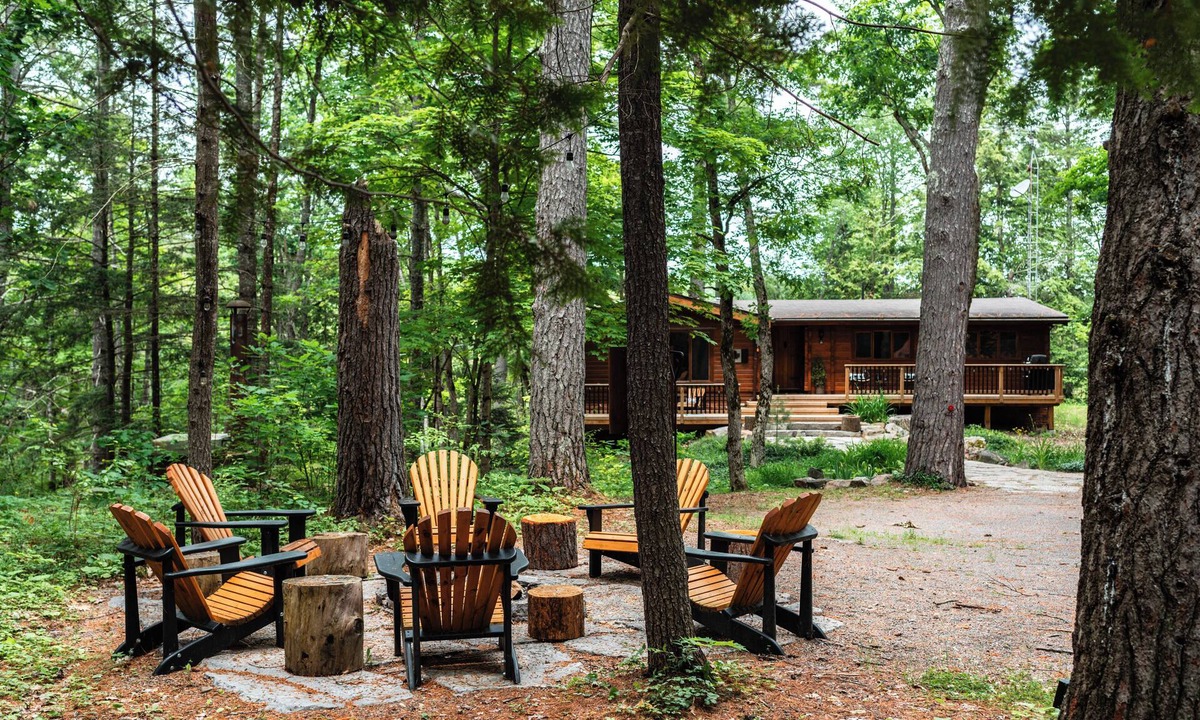 Trent Lakes Cabin | Log Cabin Couple's Getaway - Waterfront, 18 Acres