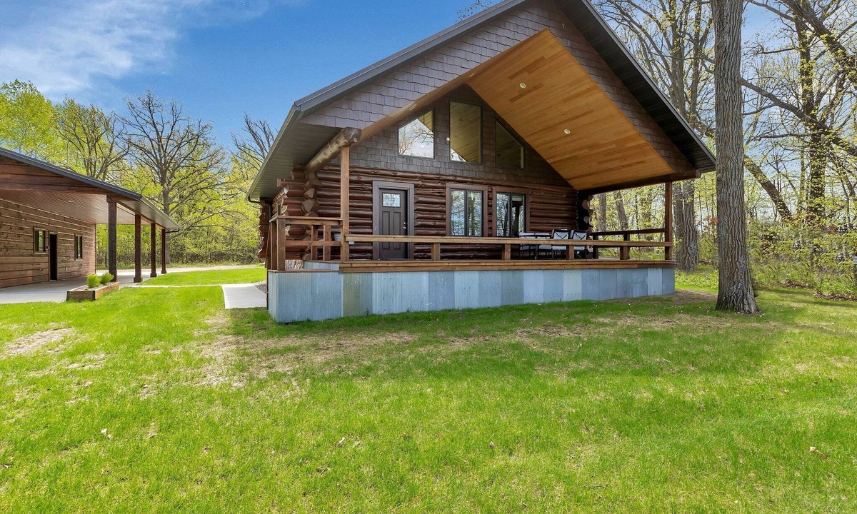 Ottertail Cabin | Log cabin on Pelican Bay