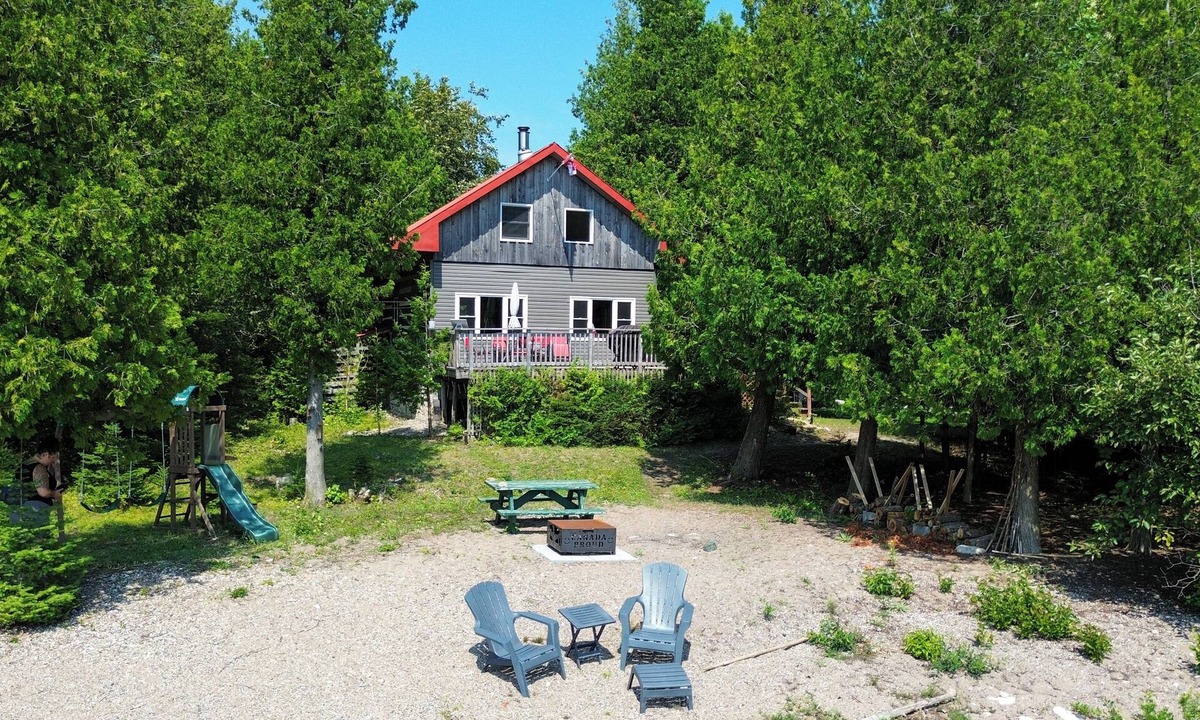 Manitoulin District Cottage | Log Cottage on Lake Huron – Peaceful South Shore Escape on Manitoulin Island.