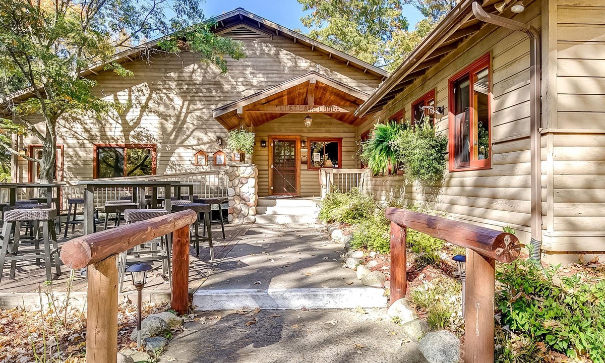 Lake Shore Cabin | Lost Lake Lodge