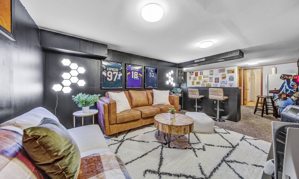 Minneapolis House | Lovely Home in Minneapolis - Modernly and Freshly Decorated. Game Room/Yard
