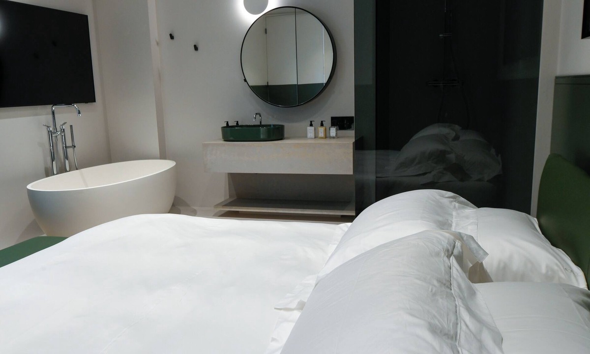 Davenport Apartment | Lux Designer 1 Bdrm, Ensuite bathroom w/tub & shower, powdr Rm, Pet & concierge