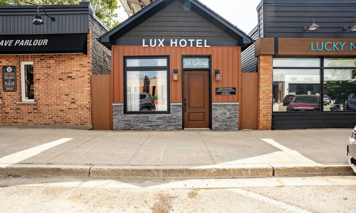 Harwich Hotel | Lux Hotel in Blenheim
