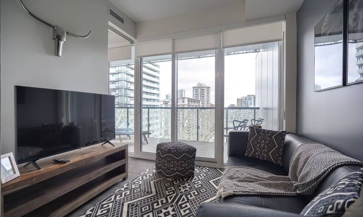 Church and Wellesley Apartment | Luxe 3BR Apt with GYM and Pool near Allan Gardens