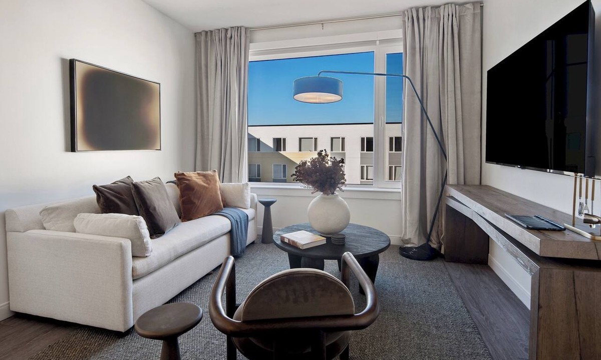 Everett Apartment | Luxe Everett 2BR–2BA w/Pool, Gym & Parking