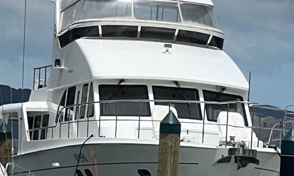 Lowry Bay Boat Rental | LUXERY LAUNCH (BERTHED)