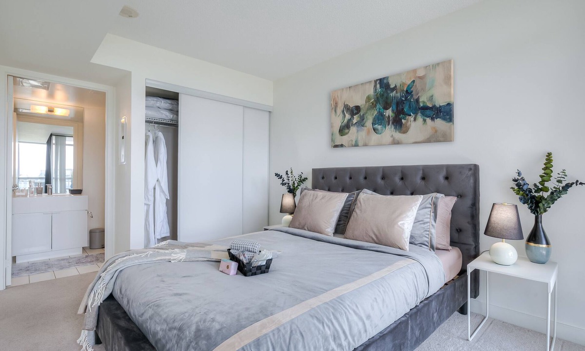 Bathurst Quay Apartment | Luxurious 2BR-2BATH,FreeParking,Lake View, Balcony