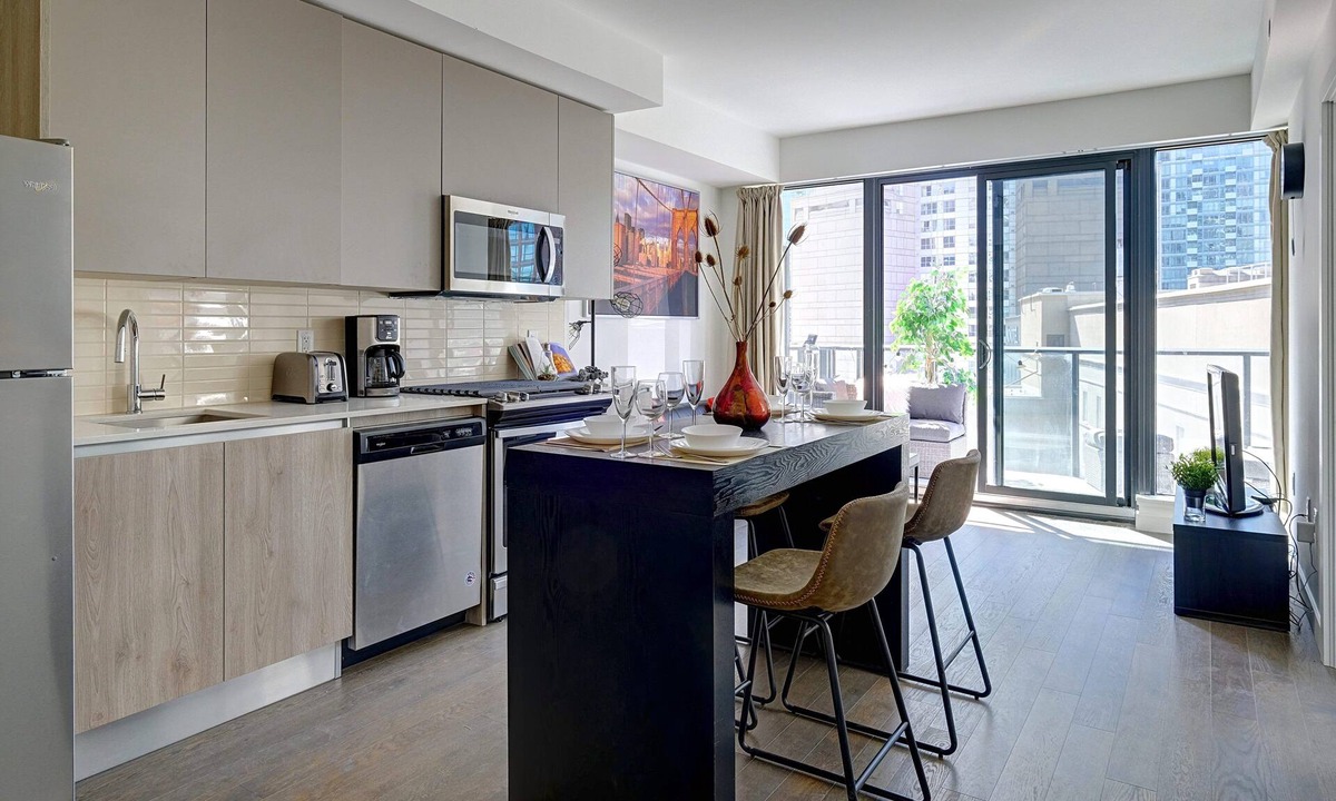 St. Lawrence Condo | Luxurious Brand New 2 BDRM 2 Bath Condo Downtown Toronto