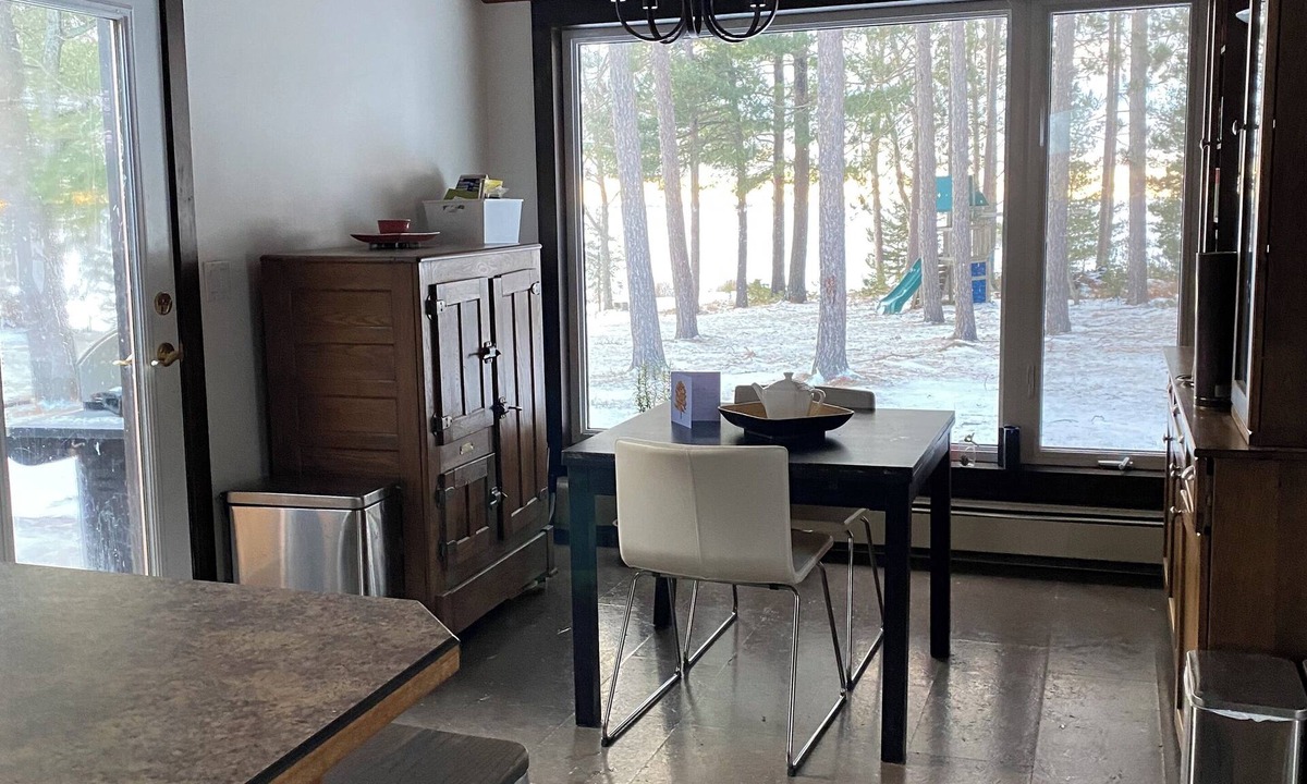 Nipissing Cottage | Luxurious Lake House with Hot Tub - Come and Enjoy and Unwind by Lake Nipissing!