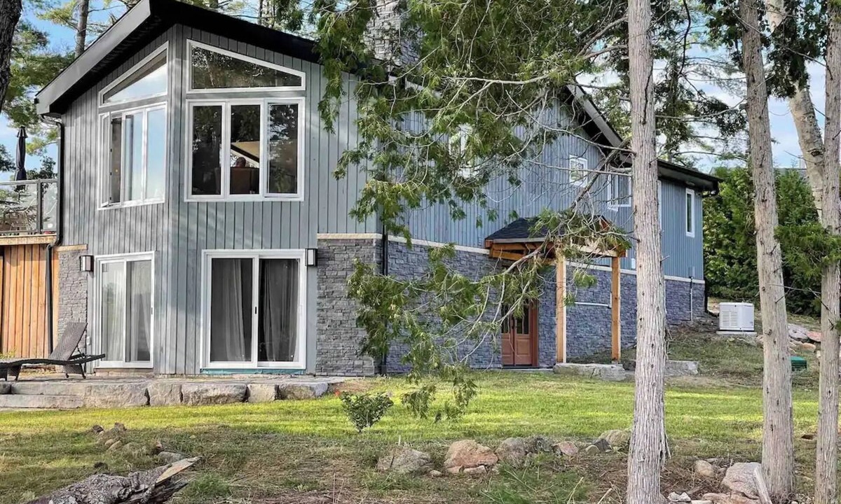 Wollaston Cottage | Luxurious pet friendly 4-bedroom cottage in Coe Hill with year round hot tub