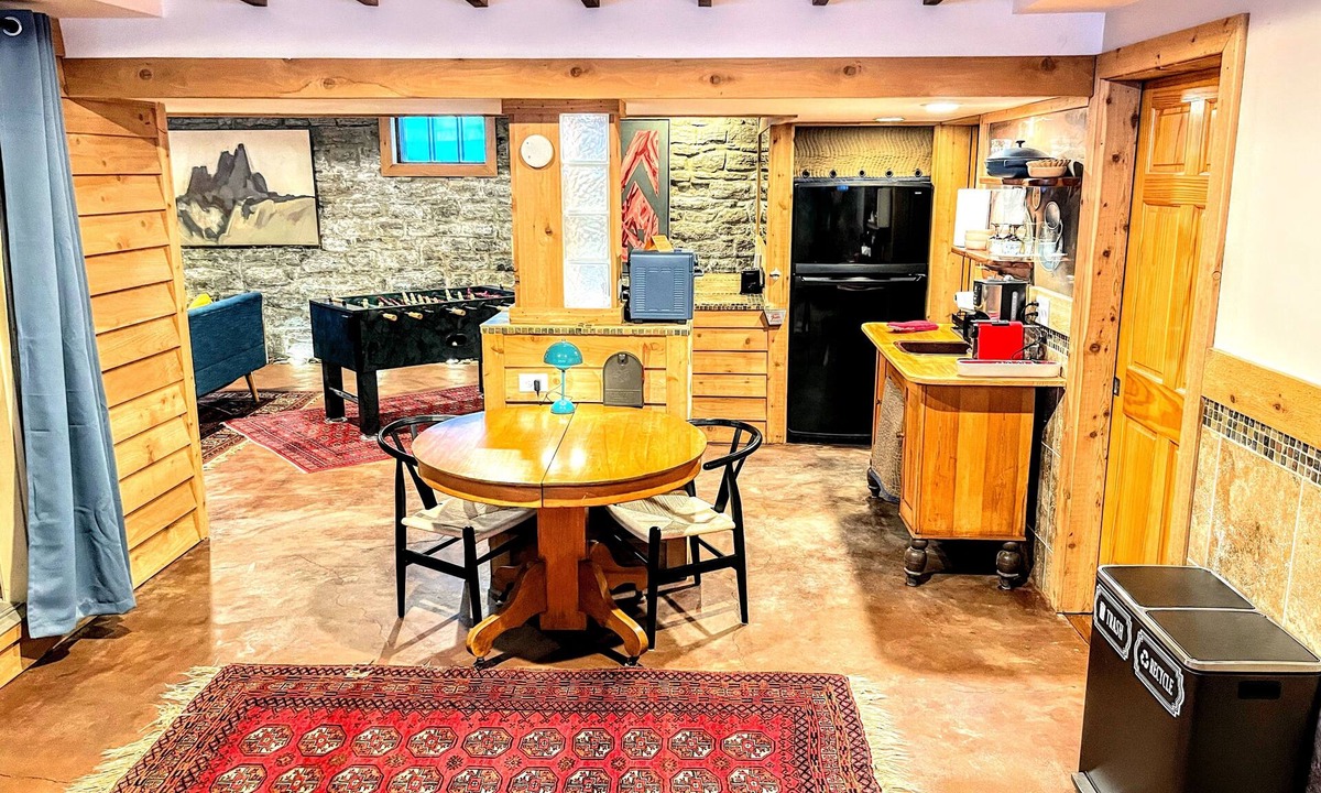 Summit - University Apartment | Luxury 1-bedroom Flat on Cathedral Hill: Private Sauna, Fireplace and Gym