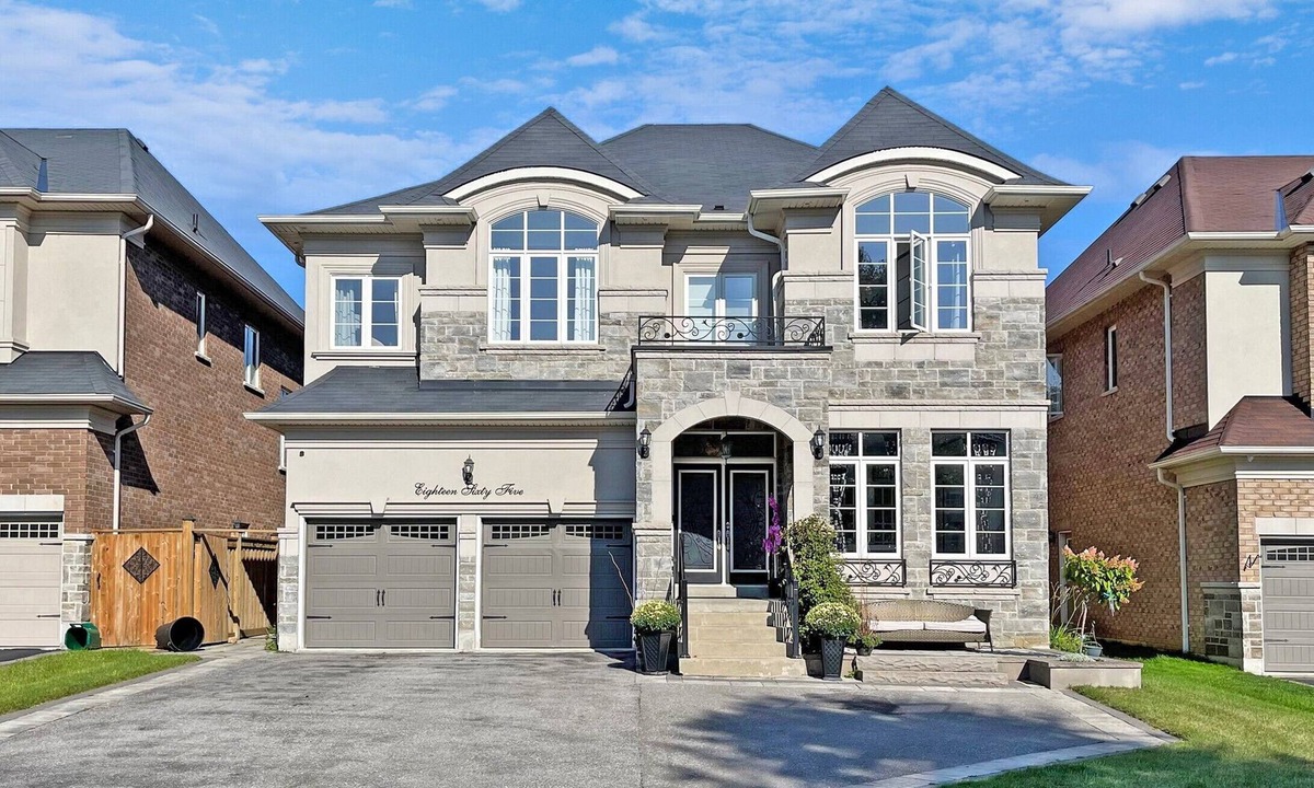 Pickering Condo | Luxury 3 Bedroom Family Home - w/Free WiFi & Parking. 20mins from Downtown