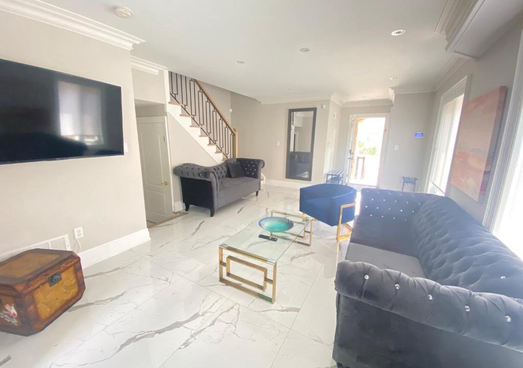 Vaughan House | Luxury Adventure, Rutherford Go station & Wonderland