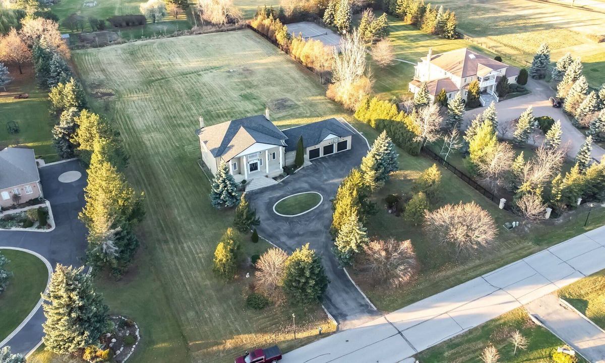 Brampton House | Luxury Castlemore Estate Spacious Lot With Parking