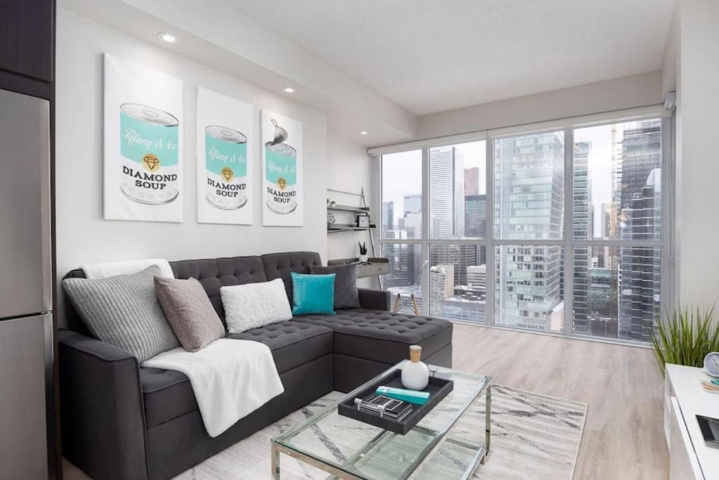 Toronto Entertainment District House | Luxury CN Tower View King Bed Balcony FREE PARK