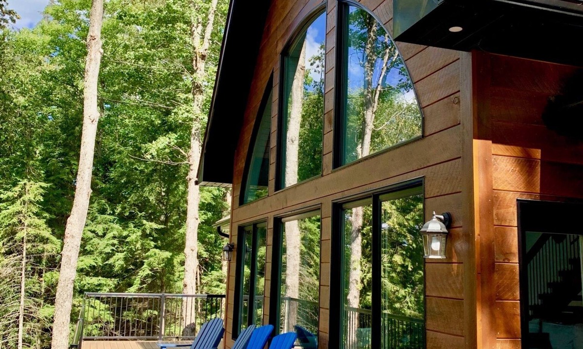 Haliburton House | Luxury Drag Lake Cottage with Hot Tub & A/C