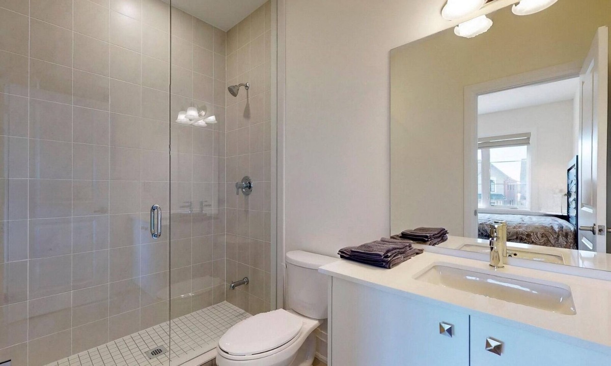 Vaughan House | Luxury family home in a quiet neighborhood near Wonderland and Toronto