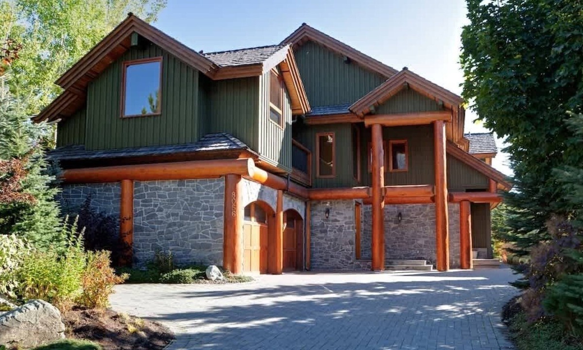 Nicklaus North House | Luxury golf course chalet with hot tub
