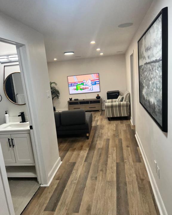 Ottawa Division Apartment | Luxury king 1 private bedroom
