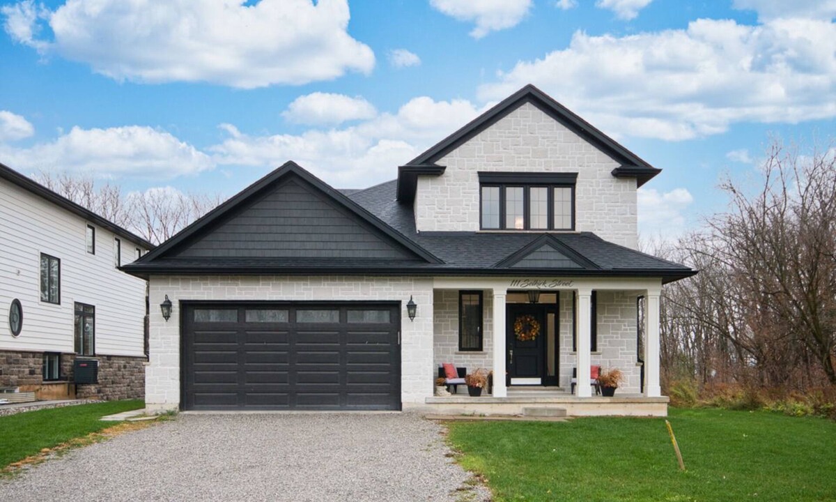 Caledonia House | Luxury Living in custom built home 12 minutes from Hamilton Airport