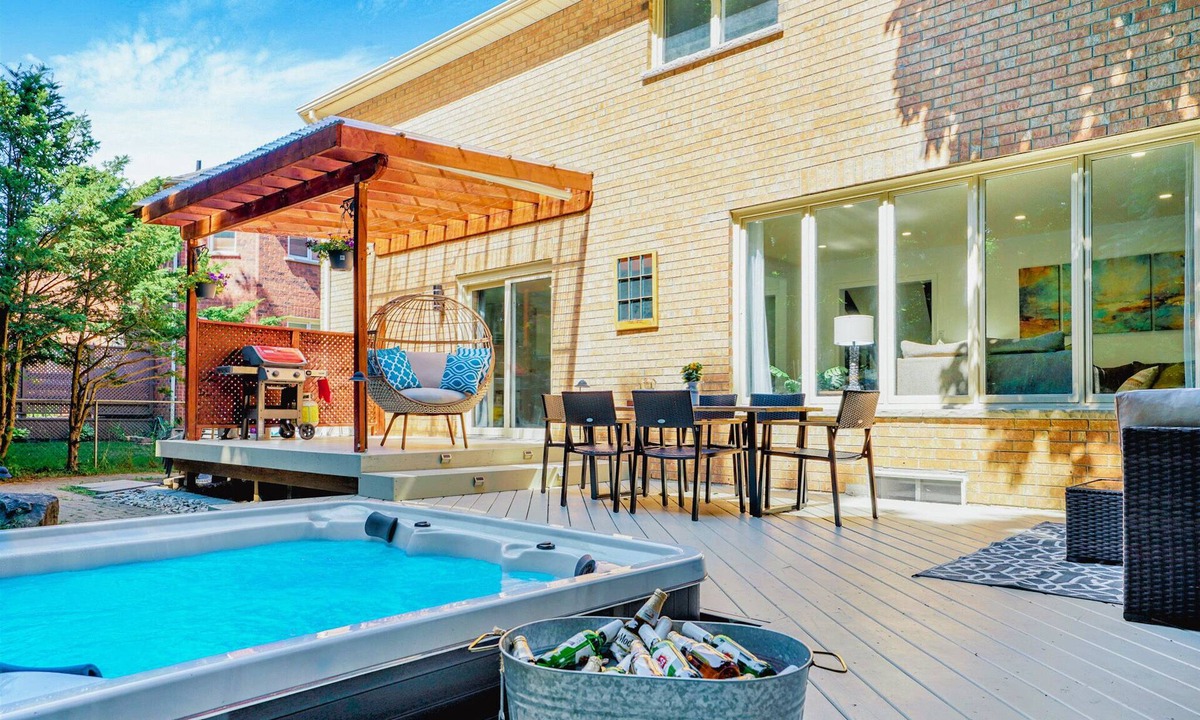 Ajax House | Luxury Remodel w HOT TUB, 6 Bdrm w 3 King beds.