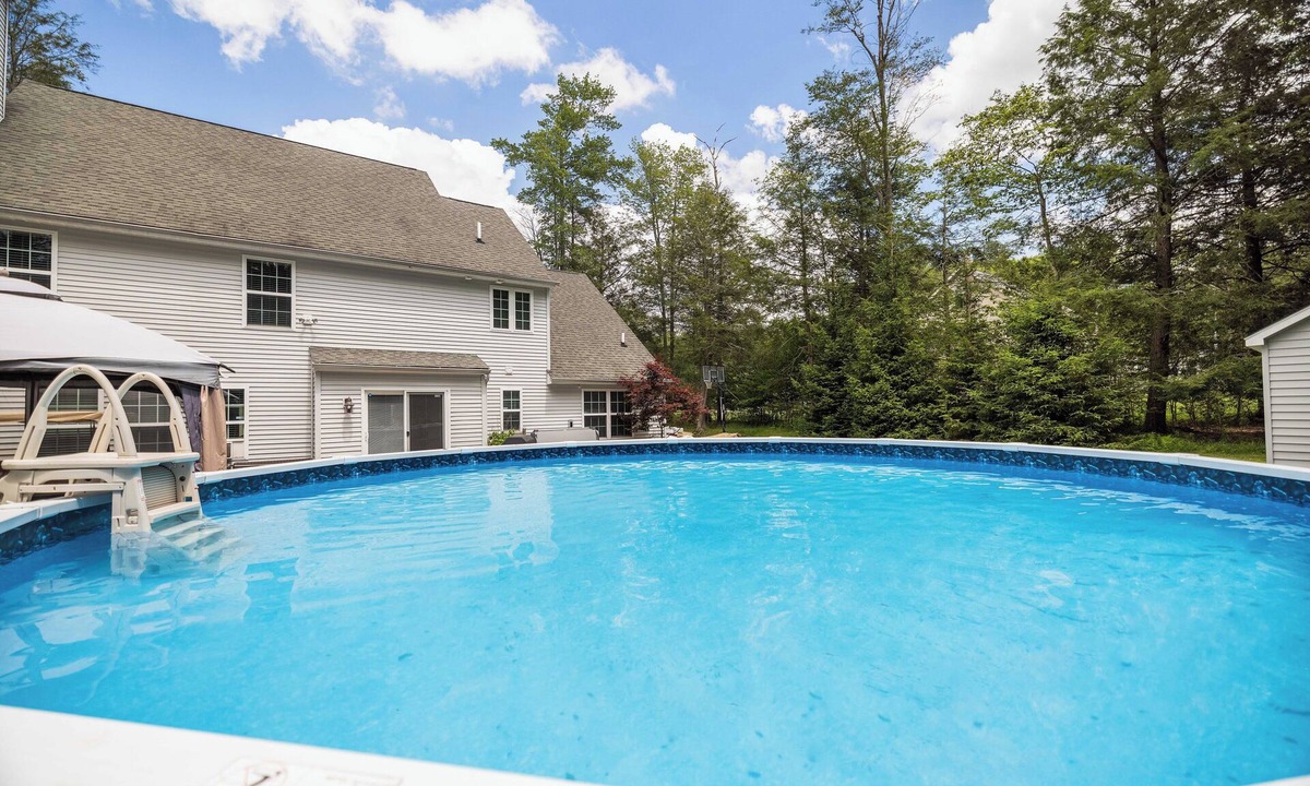 Blakeslee House | Luxury Rerteat, Hot Tub, Jacuzzi, Pool, Theater, Fire Pit, EV Charger & near Ski