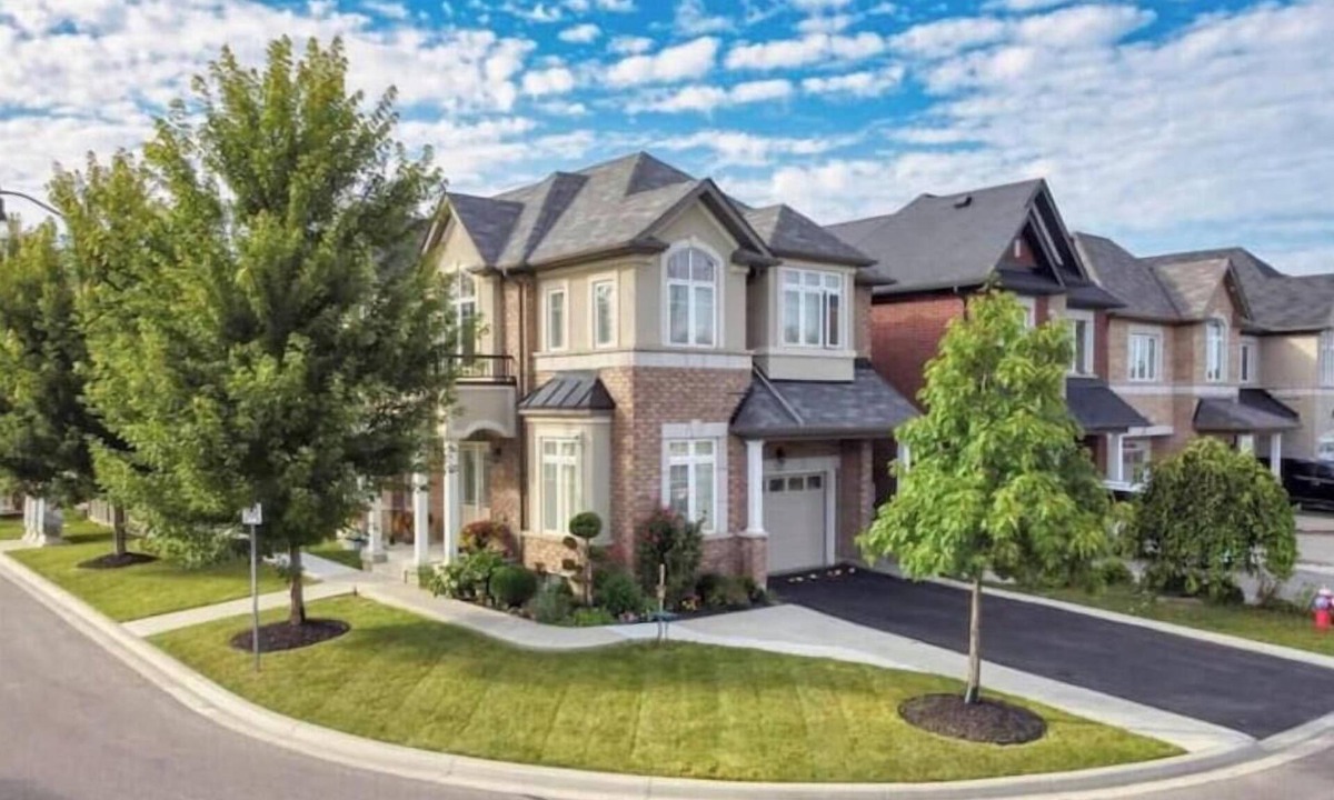 Brampton House | Luxury Stay in Brampton: 3 Private Rooms 3 Beds