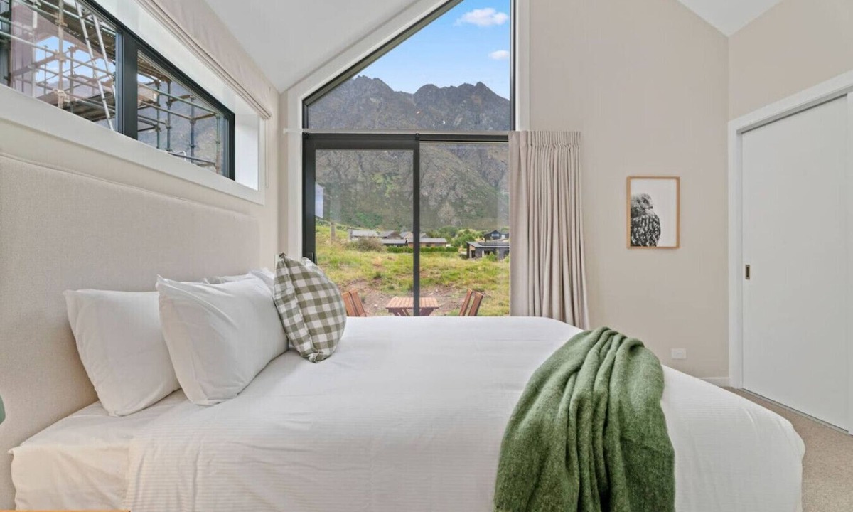Jacks Point Condo | Luxury Stay Next To Iconic Remarkables Mountains