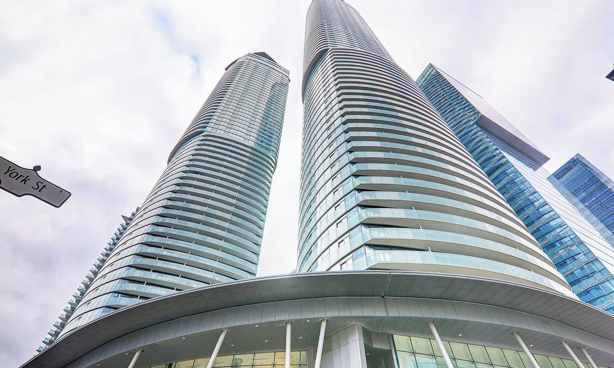 Toronto Entertainment District Condo | Luxury waterfront 3 bed 2 bath Downtown Condo & One Parking