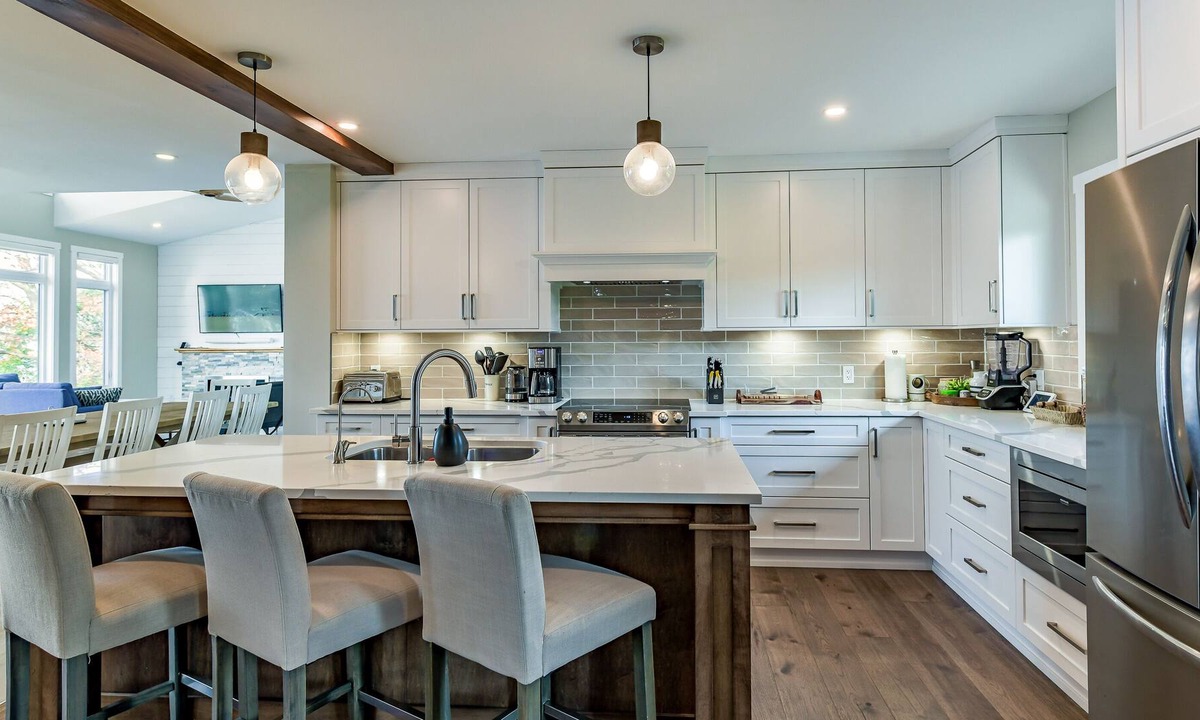 Selwyn Cottage | Luxury Waterfront Cottage (5,000 sqft w/Hot Tub)nn