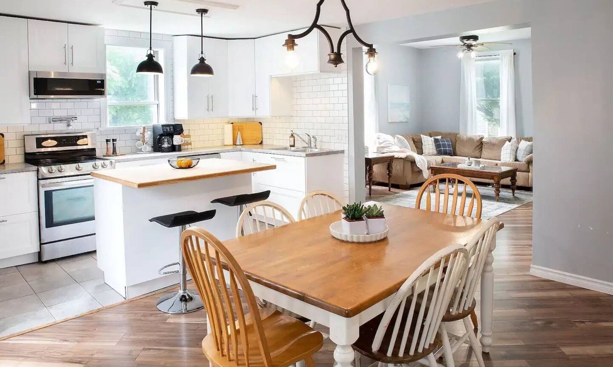 Port Dover House | Main Street Family Retreat, Walking Distance to Beach & Downtown. Pet Friendly!