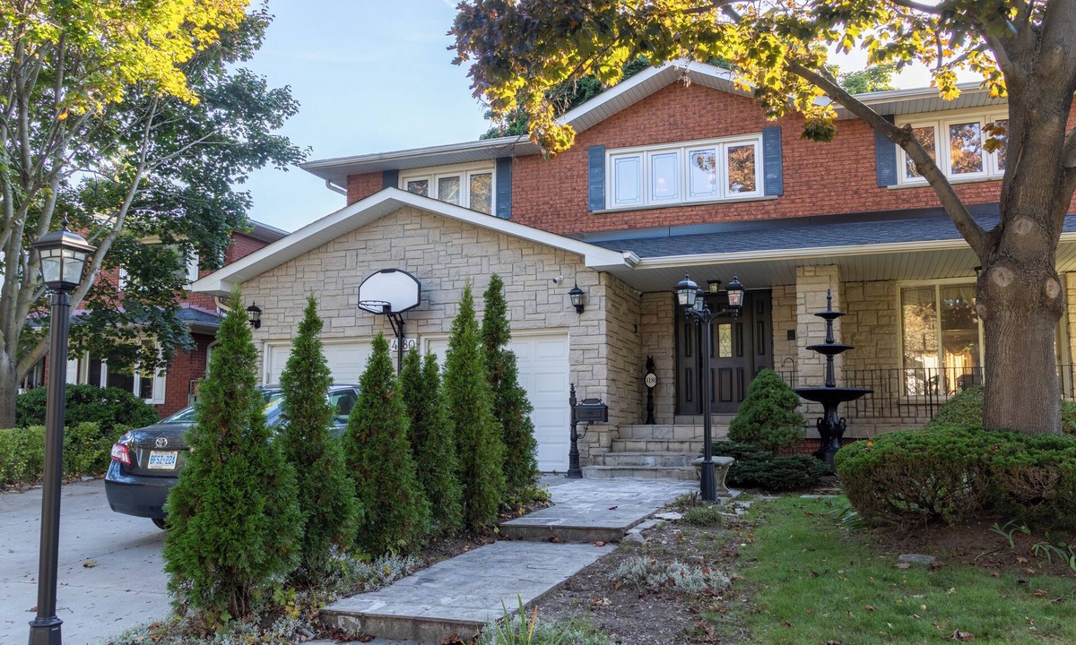 Mississauga House | Majestic Mansion with Bar and Entertainment Space