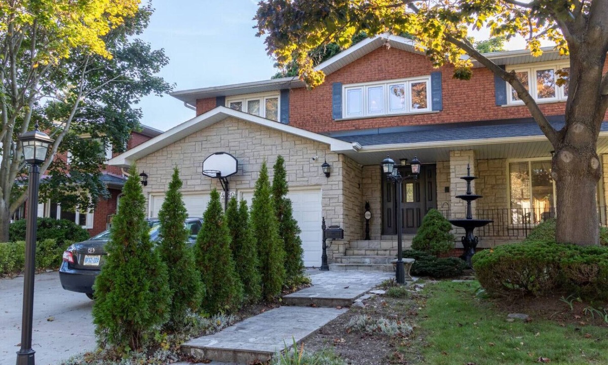 Mississauga House | Majestic Mansion with Bar & Entertainment Space
